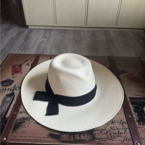 Helen Kaminski Black and White Panama Hat
